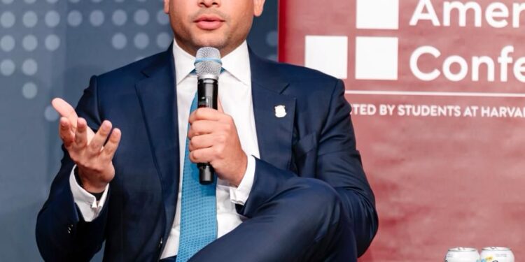 Omar Fernandez continúa su agenda internacional; expone en Harvard sobre desafíos de RD