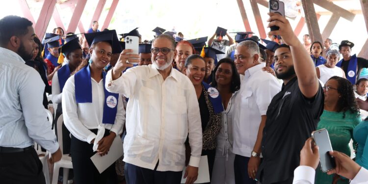 Desarrollo de la Comunidad entrega certificados a emprendedores en cursos técnicos y artesanales en Monte Plata
