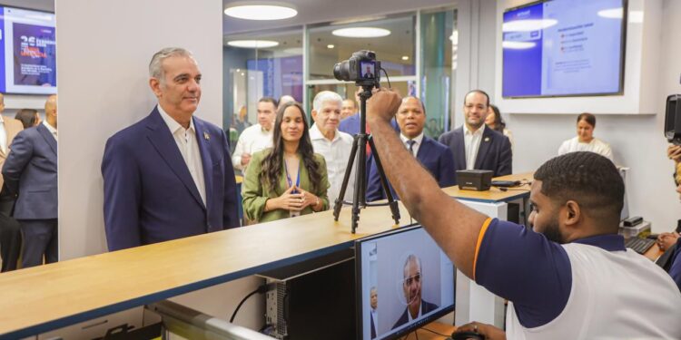 Presidente Luis Abinader recibe la primera nueva Licencia de Conducir