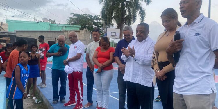 Dirigentes comunitarios y Gobernadora de La Romana coordinan operativos de acción social