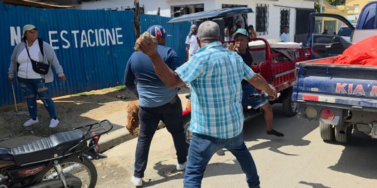 Fuerte enfrentamiento entre vendedores de frutas y asociación de vendedores de manzanas en Dajabón