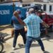 Fuerte enfrentamiento entre vendedores de frutas y asociación de vendedores de manzanas en Dajabón