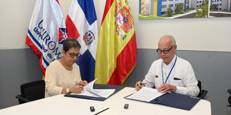 Voluntariado Banreservas y UNIROMANA firman convenio para otorgar becas a estudiantes sobresalientes
