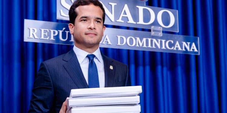 Omar Fernández reintroduce proyecto que elimina pago de anticipos por mipymes y otros 10 proyectos