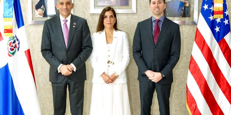Embajadora EE. UU. presenta al presidente DNCD nuevo agregado de la DEA en RD