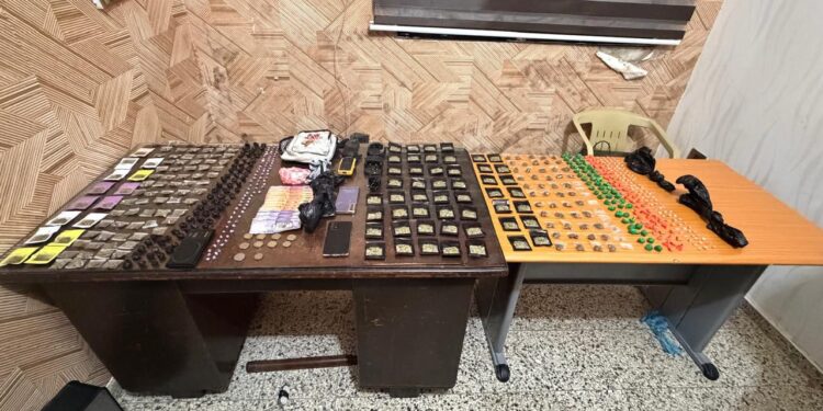 Policía Nacional ocupa más de 500 porciones de presuntas drogas durante operativo en La Vega