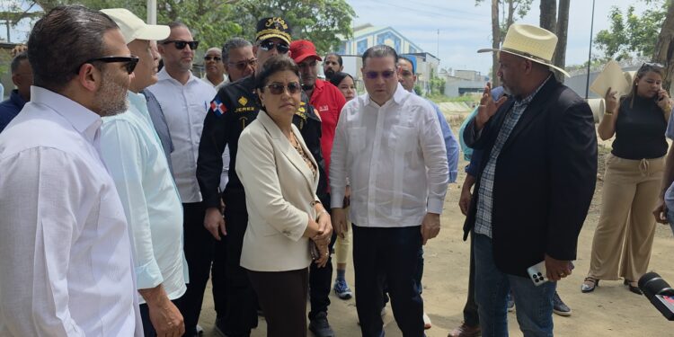 Ministro Eduardo “Yayo” Sanz Lovatón se reúne con comerciantes y recorre mercado fronterizo de Dajabón