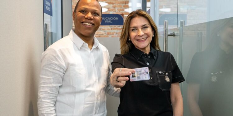 Carolina Mejía destaca el servicio y llama a obtener la nueva licencia de conducir
