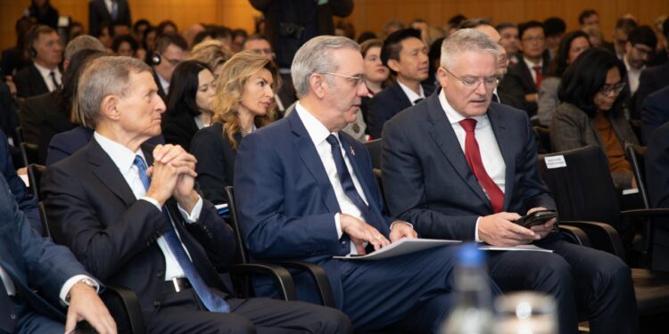 Presidente Abinader reafirma la integridad como eje estratégico del Estado en Foro Global Anticorrupción en París