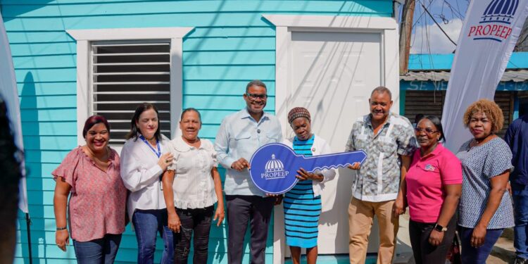 Propeep entrega vivienda reconstruida a Carmen Araujo, no vidente de 64 años en Capotillo