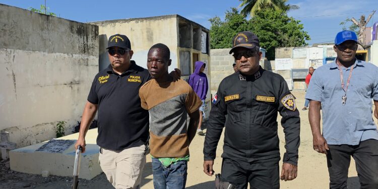 Haitianos agreden a palos a zacateca de cementerio municipal de Dajabón para despojarlo de herramientas