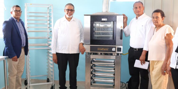 Desarrollo de la Comunidad entrega panadería y repostería en Barahona