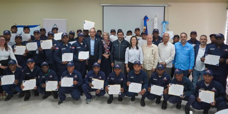 Guardaparques reciben certificación por capacitación especializada en el marco del proyecto PARGIRH