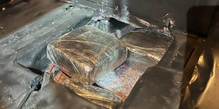 Arrestan raso PN con 90 libras de Marihuana y 2 paquetes de cocaina en Barahona