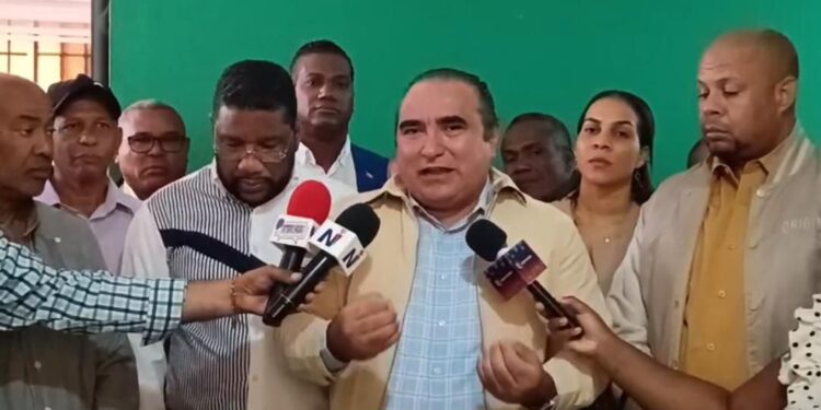 Víctor Pavón denuncia incapacidad en gestión de Betty Gerónimo para combatir crisis sanitaria en Santo Domingo Norte