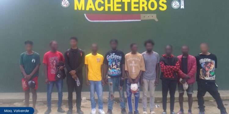 Detienen a 100 extranjeros en condición migratoria irregular en operativos realizados en Mao y Santiago Rodríguez