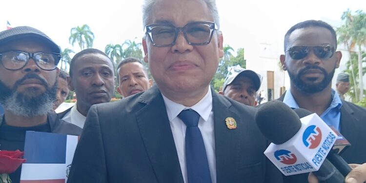 Carlos Peña llama a luchar contra traidores internos y enemigos externos que quieren reemplazar al dominicano con haitiano