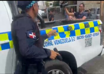 Agente policial agrede periodistas mientras cubrían incidente en Alma Rosa I.