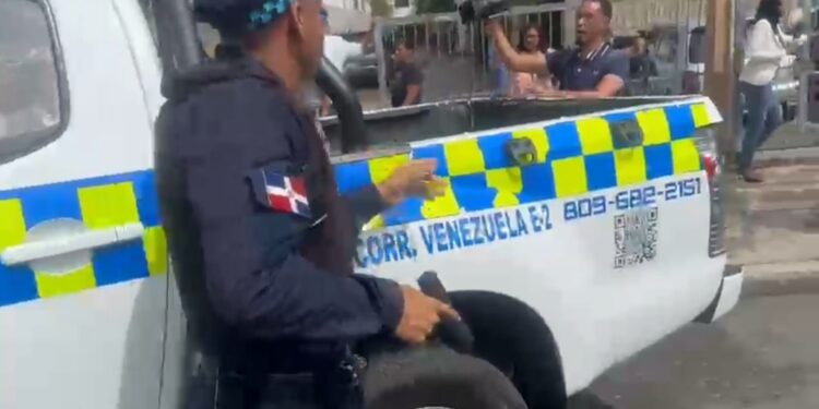 Agente policial agrede periodistas mientras cubrían incidente en Alma Rosa I.