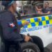 Agente policial agrede periodistas mientras cubrían incidente en Alma Rosa I.