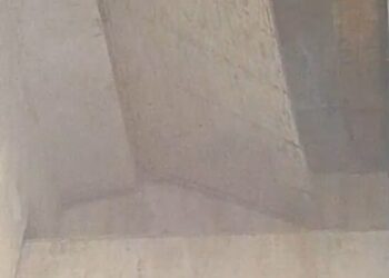 Tablón cuelga de la estructura de Línea 2C del Metro de SD, poniendo en riesgo ciudadanos