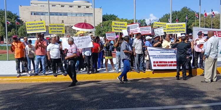 Afectados&nbsp; con la compra de solares en San Isidro protestaron frente al Congreso Nacional y bines Nacionales, demandan cumplir acuerdo
