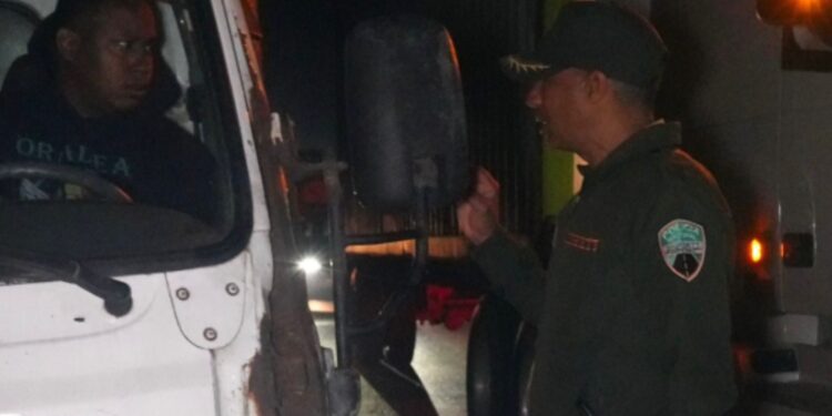 DIGESETT refuerza controles preventivos y retiene vehículos pesados en condiciones de riesgo en la autopista Duarte
