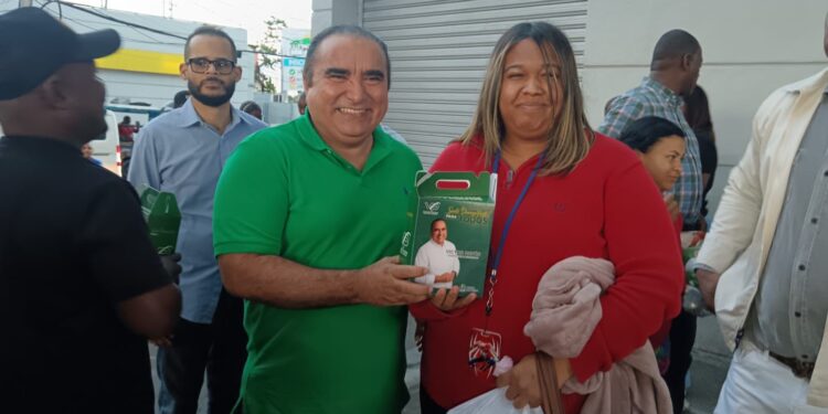 Víctor Pavón distribuye cientos de kits con productos para las tradicionales habichuelas con dulce