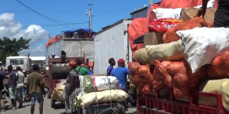 Comerciantes denuncian disminución de ventas por taponamientos de vehículos pesados en mercado fronterizo Dajabón