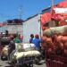 Comerciantes denuncian disminución de ventas por taponamientos de vehículos pesados en mercado fronterizo Dajabón