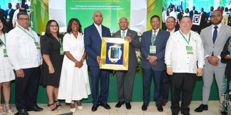 Unas 150 cooperativas de seis países reconocen trayectoria de senador Julito Fulcar como líder del cooperativismo dominicano e internacional