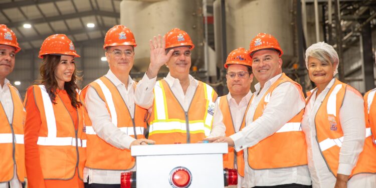 Presidente Abinader inaugura Planta Renacer, primera del Caribe en producir resina PET reciclada para alimentos; generará 500 empleos directos y 5,000 indirectos