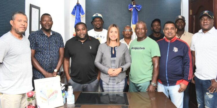 Autoridades y deportistas de San Luis se reúnen con Alcaldesa Wendy Cepeda para impulsar reconstrucción de Estadio de Béisbol Wilson Pérez