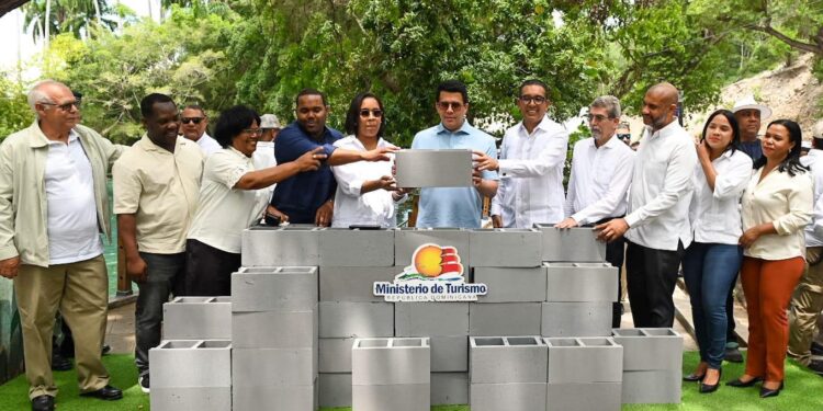 Ministro Collado deja iniciada varias obras en Barahona y Bahoruco, con una inversión de más 112 millones de pesos.
