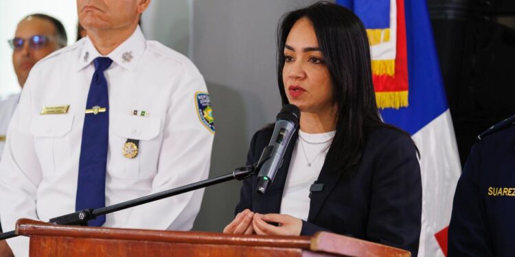Ministra Faride Raful advierte sobre “cultura del desorden” y llama a ayudar primero antes de grabar