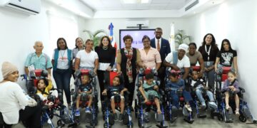 Directora de INAIPI entrega sillas de ruedas a niños con parálisis cerebral