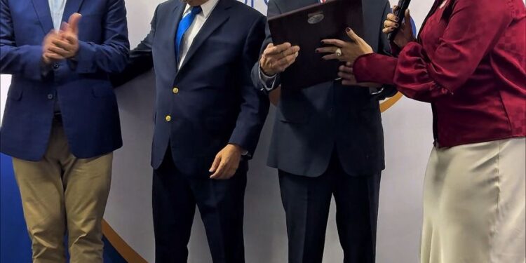 Alcaldia de Santiago reconoce a Cruz Jiminian y otros profesionales de la medicina con el premio a la excelencia