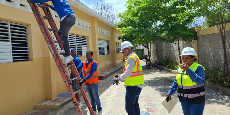 Infraestructura Escolar establece ruta para intervenir 83 escuelas con impermeabilización de techos en la región sur