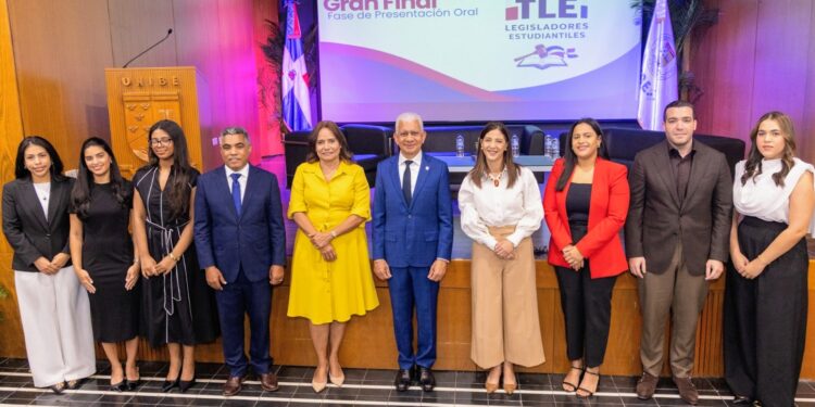 Vinicio Aquino propone crear el Ministerio de Transporte en RD al encabezar mesa de honor junto al presidente del Senado