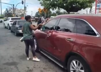 Víctor Pavón, entrega kits de Semana Santa al sindicato de choferes de Villa Mella