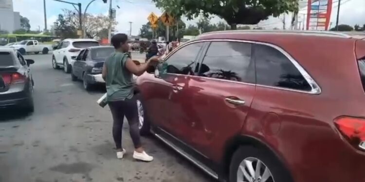 Víctor Pavón, entrega kits de Semana Santa al sindicato de choferes de Villa Mella