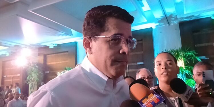Turismo dominicano no ha sido afectado por guerra en oriente medio, asegura ministro de turismo
