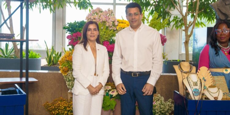 Ministro Collado recibe visita de la embajadora de los Estados Unidos, Leah Campos