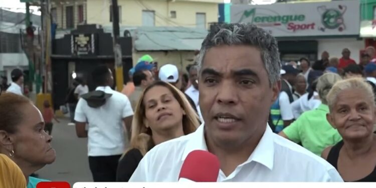 Vinicio Aquino mantiene esperanza en el gobierno para solucionar problemáticas en el barrio Las Mercedes SDO
