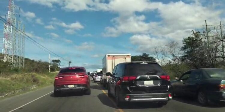 Taponamientos congestionan tránsito en la carretera Sánchez trayecto Bani-Azua