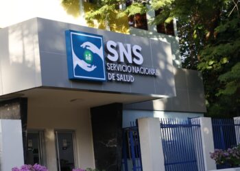 Presidente Abinader convoca a través del director SNS a gremios enfermería a Palacio Nacional