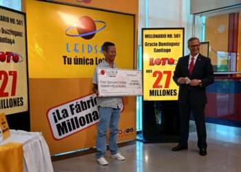 LEIDSA entrega 27 millonario a plomero ganador del Loto
