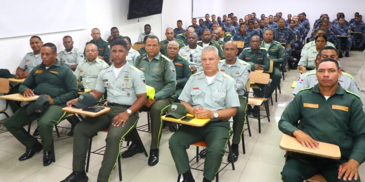 INTRANT capacita a 105 agentes de la DIGESETT en normativa de cascos homologados para motociclistas