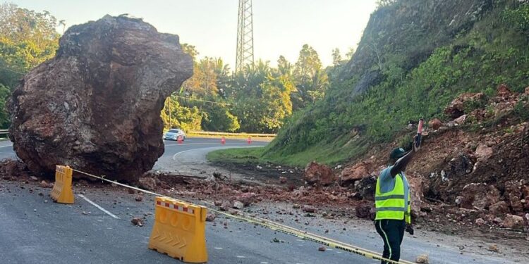 DIGESETT informa sobre desprendimiento de roca en la Autopista del Nordeste