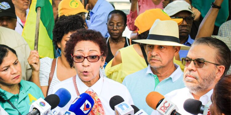 Frente Amplio y Alianza País rinden homenaje a Mauricio Báez y demandan reforma integral de la seguridad social